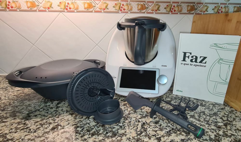 Bimby TM6 como nova com garantia ate 2028.

Acessórios