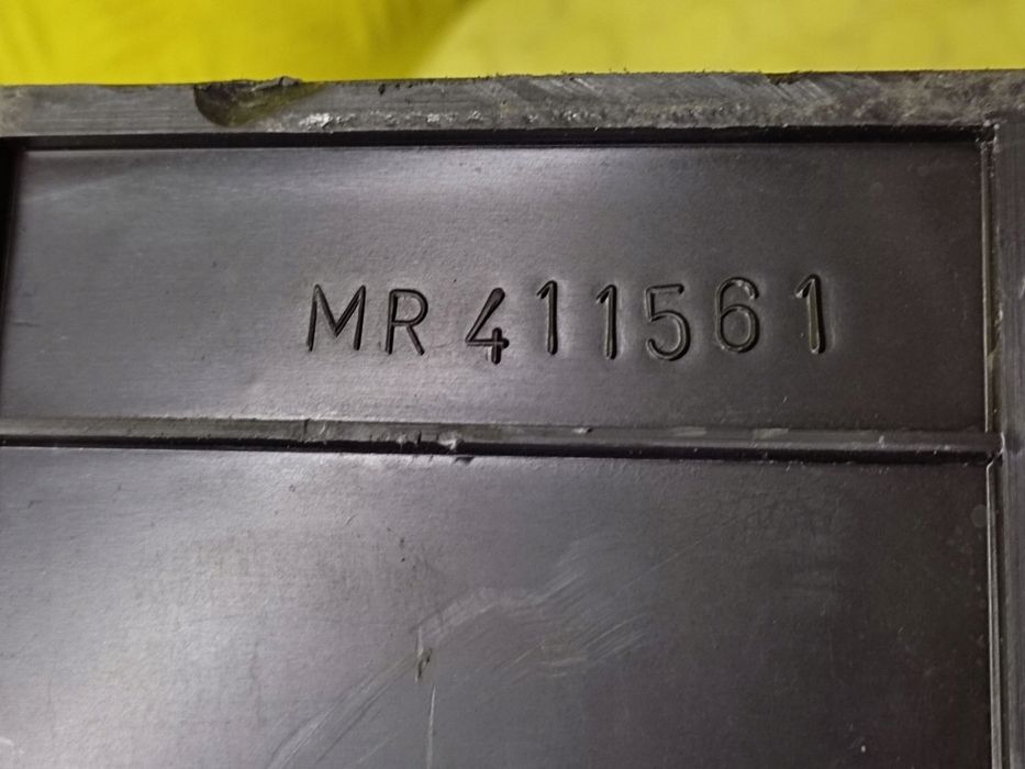 mitsubishi pajero 3 obudowa akumulatora mr411561