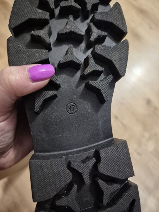 Czarne cudne traperki