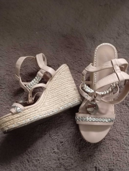 Sandały na koturnie