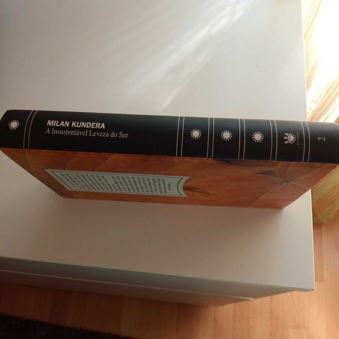 A INSUSTENTÁVEL LEVEZA DO SER - Uma Obra-Prima de Milan Kundera