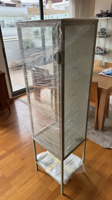Vitrine em vidro Ikea Modelo  RUDSTA