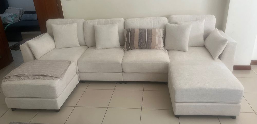 Sofá de canto em U/L - 2 pés de descanso móveis - com iluminação LED - mesa de apoio dobrável - com 6 almofadas - tecido chenille - bege