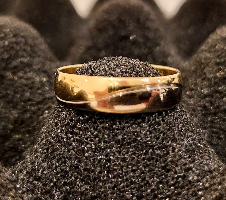 Obrączka dwu kolorowe  złoto próba 585 waga 3,75 g