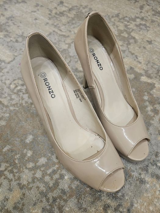 Жіночі лакові туфлі молочного кольору з відкритим носком