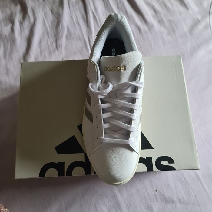 Vendo tênis adidas novo