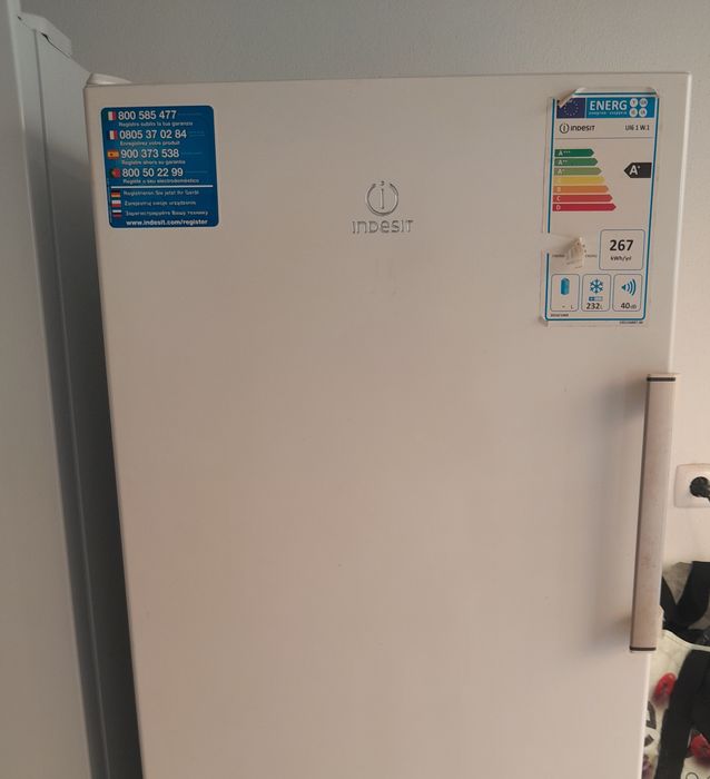 Frigorífico BELTAX e Arca vertical Indesit