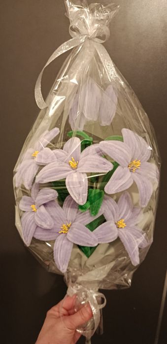 Bukiet lilii dekoracyjnych – ręcznie robiony 9 kwiatów .