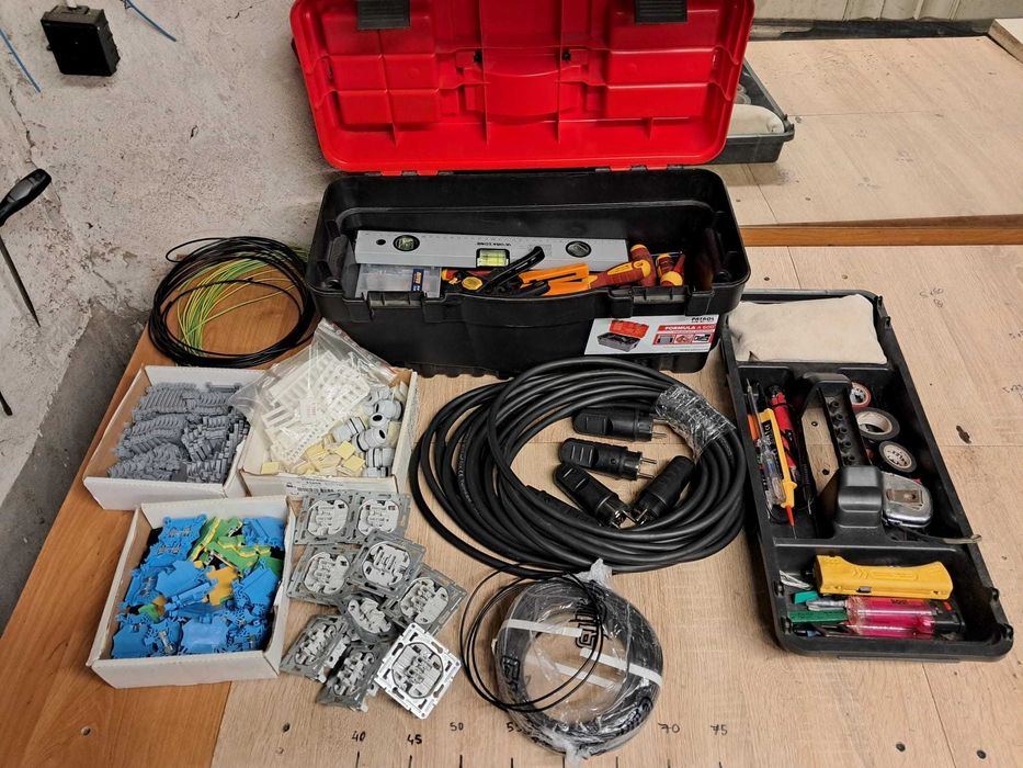 Elektryk z wieloletnim doswiadczeniem