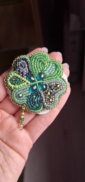 Брошка з бісеру чотирилисник четырехлистник