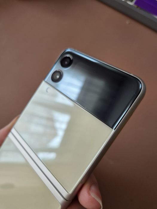 Samsung Z Flip3 8/256 cream,  та чохли