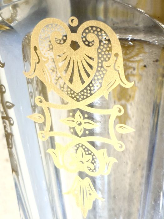 Magnífica Harcourt Empire jarra em Cristal Baccarat gravada e dourada
