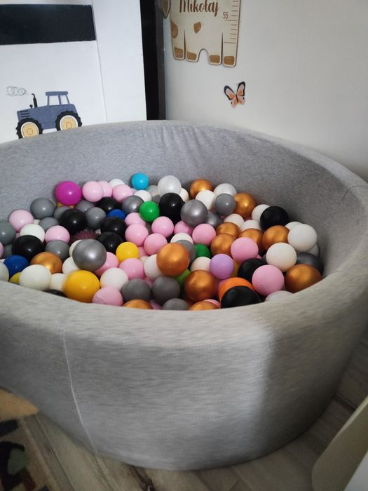 Suchy basen z piłkami