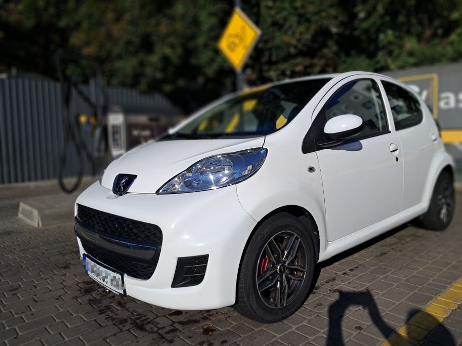 Продам Пежо 107  2012 год автомат
