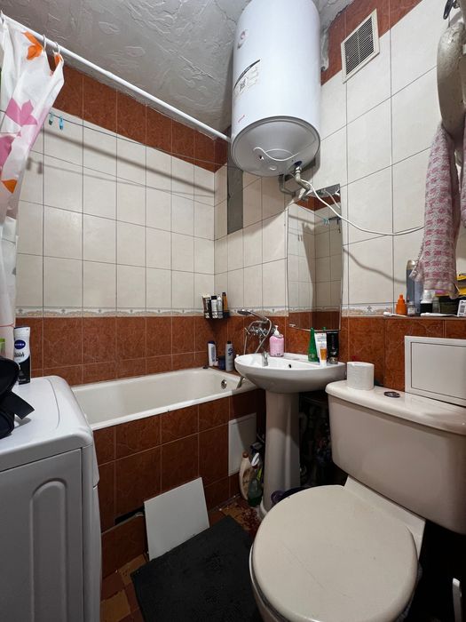 1 КІМ «гостинка», стан житловий, відмінна локація.