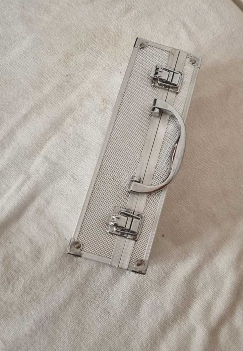 Mala Pequena de Aluminio para Arrumação medidas nas fotos