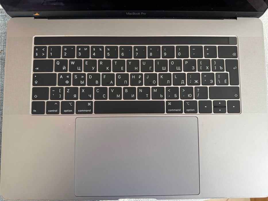 MacBookPro 2018 15" A1990 экран и топкейс в сборе