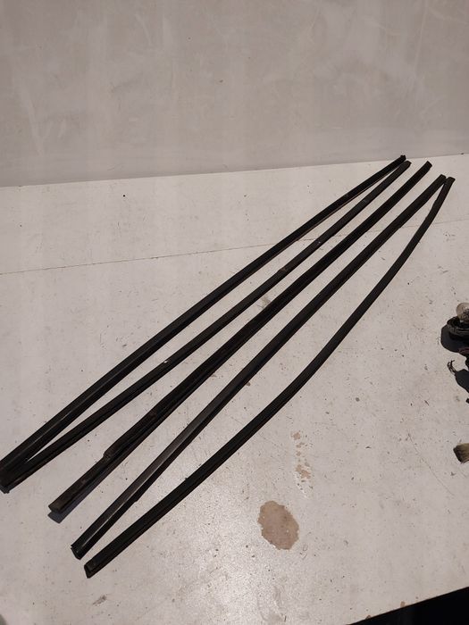 Listwa zgarniająca drzwi szyby BMW e 46 compact prawa lewa