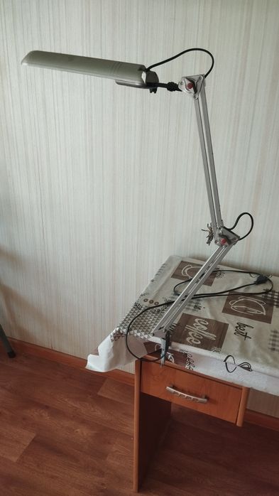 Продам лампу настольную