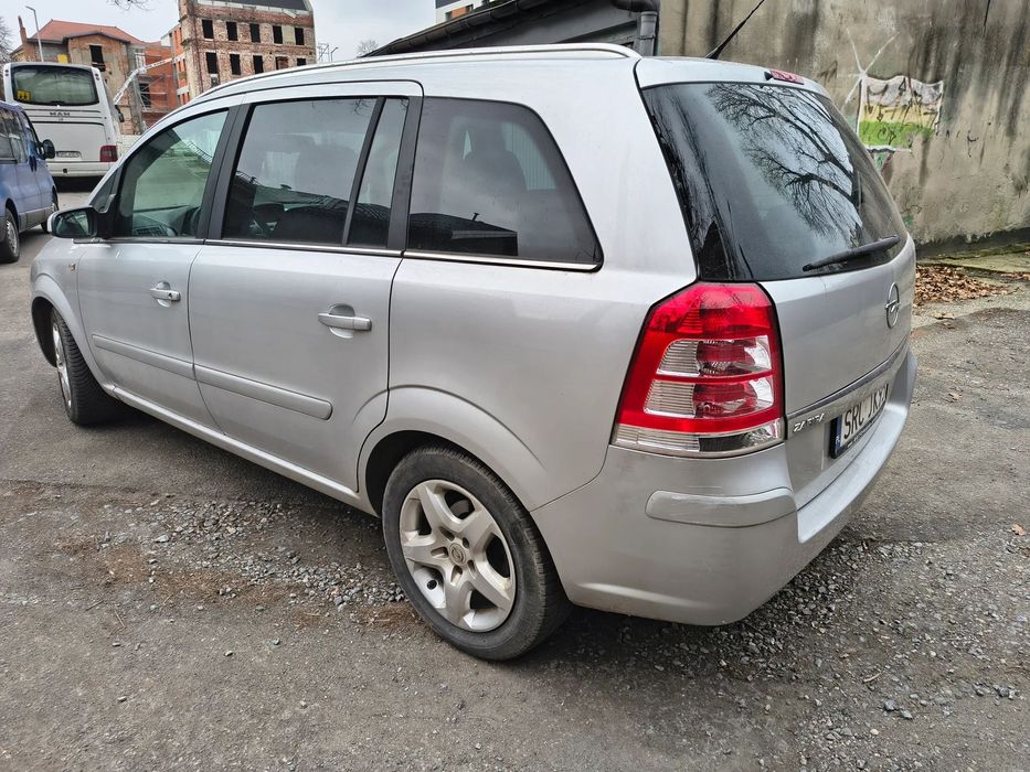 Opel Zafira bezwypadkowy z potwierdzonym przebiegiem w ładnym stanie tempomat