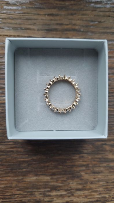 Pierścionek z cyrkoniami