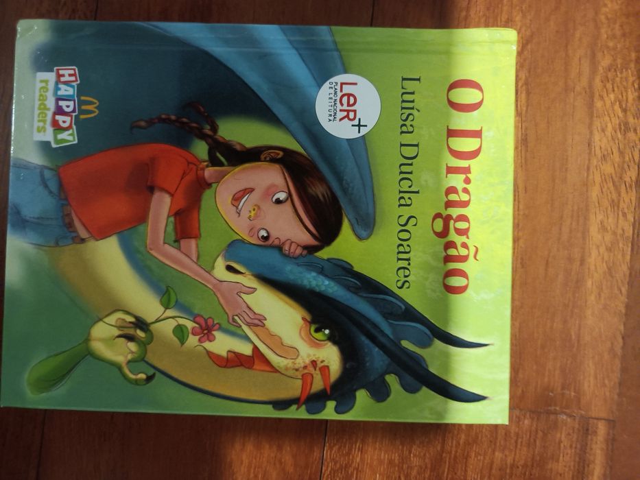 Vendo o livro O Dragão de Luísa Ducla Soares