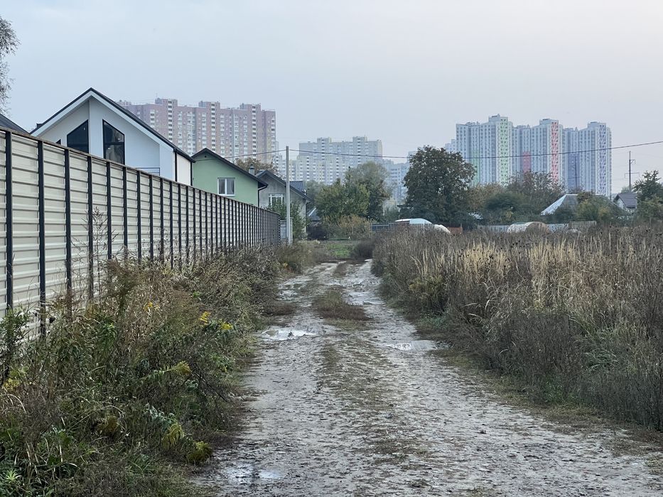 По земел уч 23сот в самом селе Погребы возле самого города Киева