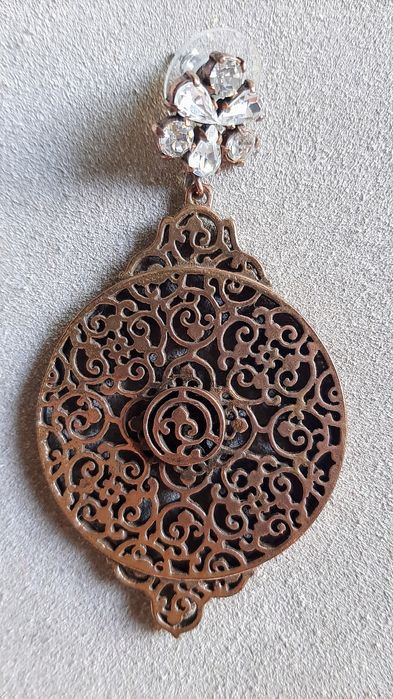 Brincos compridos vintage, cor cobre.
Vintage