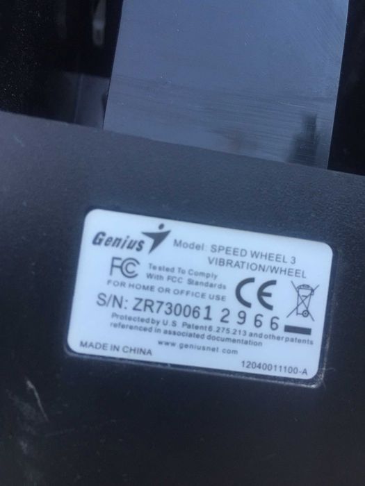 Ігровий руль і педалі.