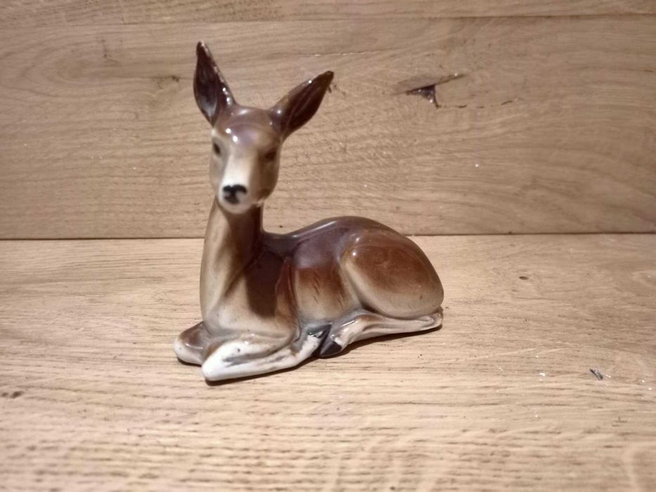 Figurka porcelanowa leżącej sarenki z numerem