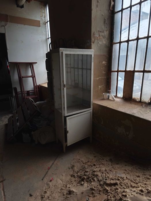 Stara metalowa biała witryna apteczna