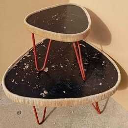 Duas mesas vintage com bordadura em corda de sisal