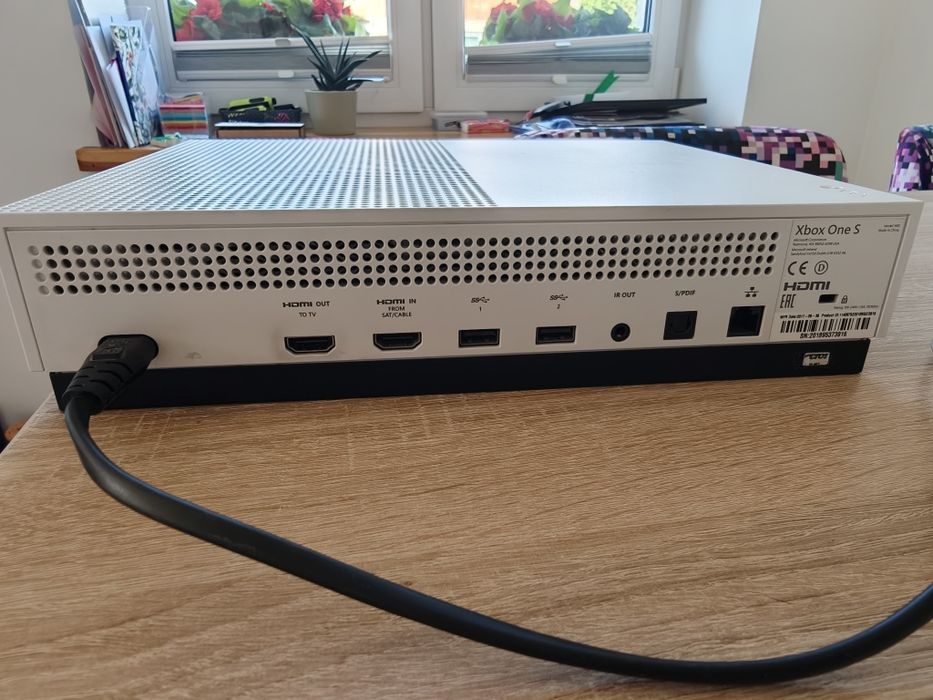 Konsola Xbox one s z padem