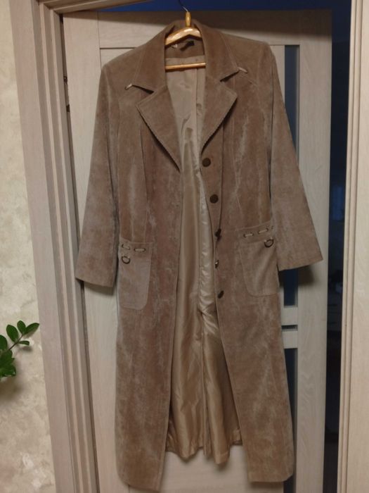 Плащ світло-сірий вільветовий.