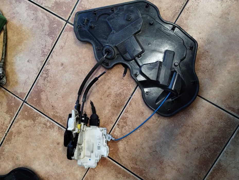 zamek lewy tył tylny dociąg Audi  A8 D4 4H1.837.015C