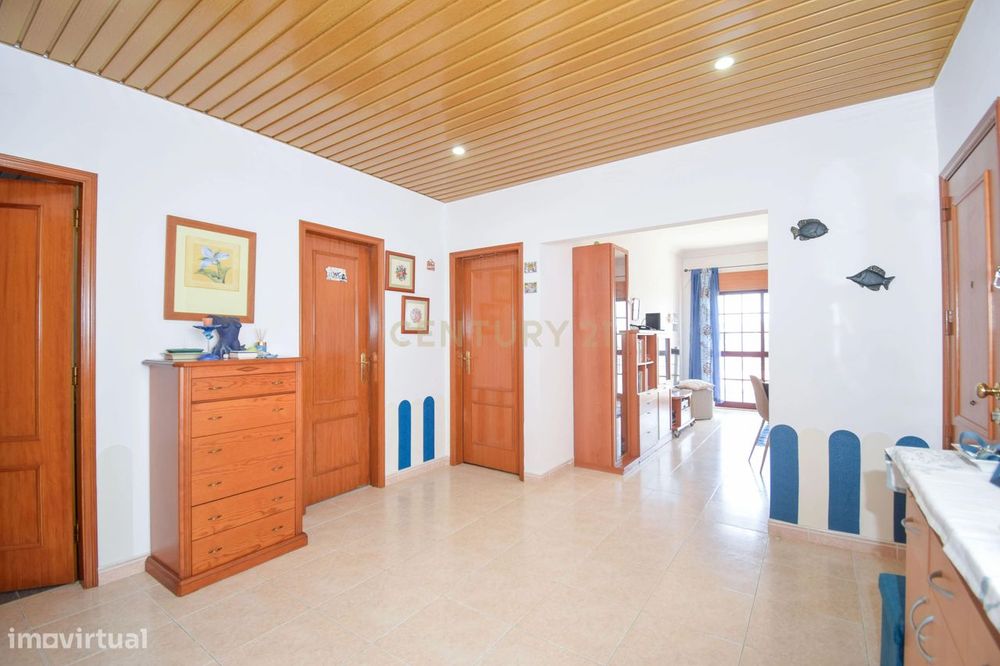 Apartamento T3, com 107 m² de área útil, estúdio musical com 40 m² e g