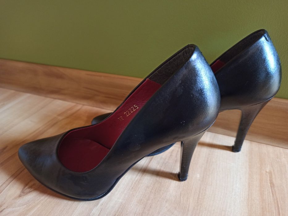 Buty Eska czarne szpilki czółenka 35 czerwony środek