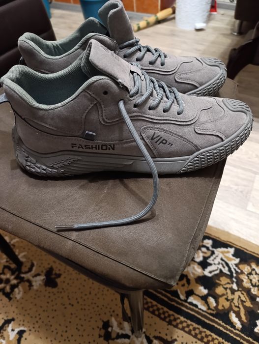 Продам кросівки нові