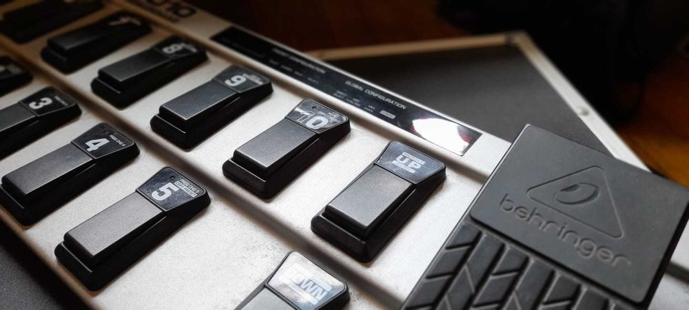 Controlador de pedaleira Behringer FCB1010