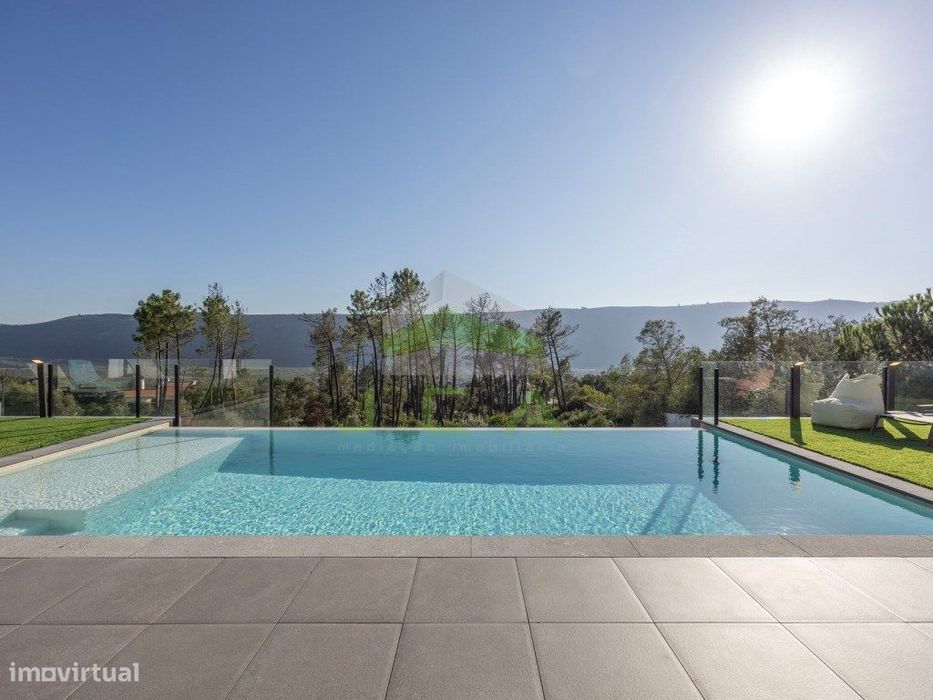 Moradia V3 recente com piscina e vista para a serra