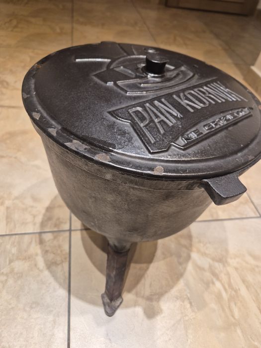 Kociolek zeliwny emaliowany