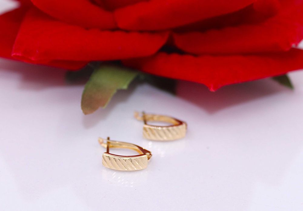 Złote kolczyki p.585/1,15g z grawerowanym frontem