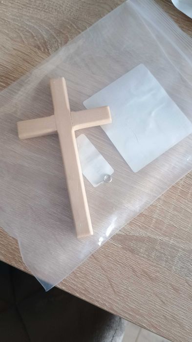 Drewniany krzyż modlitewny do dłoni (kolor jasny beż)