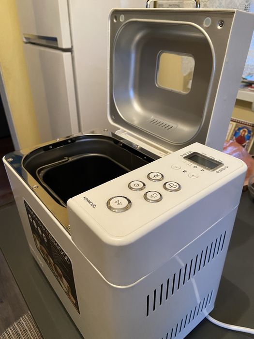 Хлібопічка Kenwood BM250 в ідеальному стані.