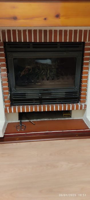 Lareira de sala em ferro fundido proveniente de remodelação .