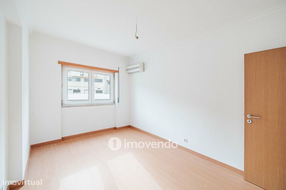 Apartamento T3, com terraço e arrecadação, em Mem Martins