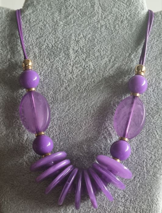 Colar em acrílico roxo de fácil aperto