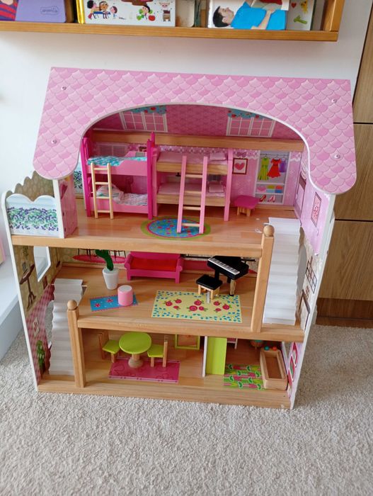 Drewniany domek dla lalek