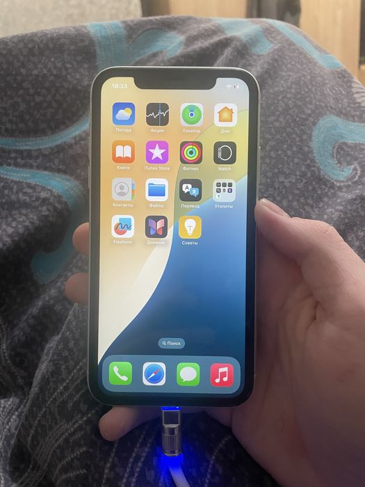 Подаю Айфон хр в не плохом состоянии поменчть толтео заднюю крышку