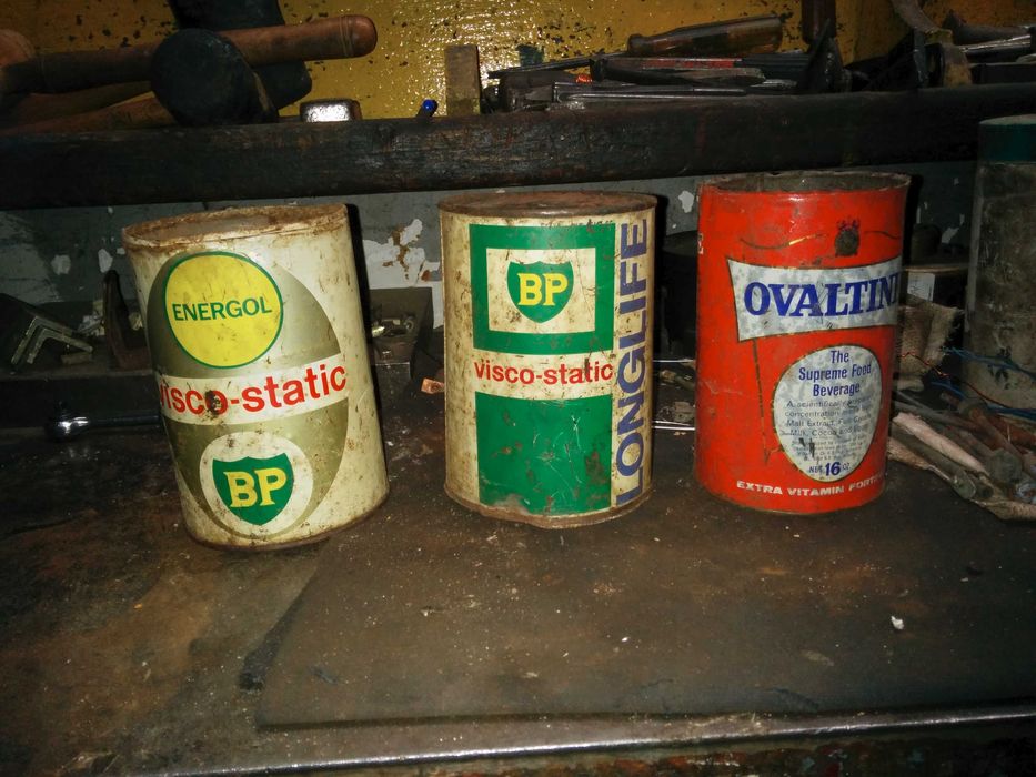 Latas de óleo antigas